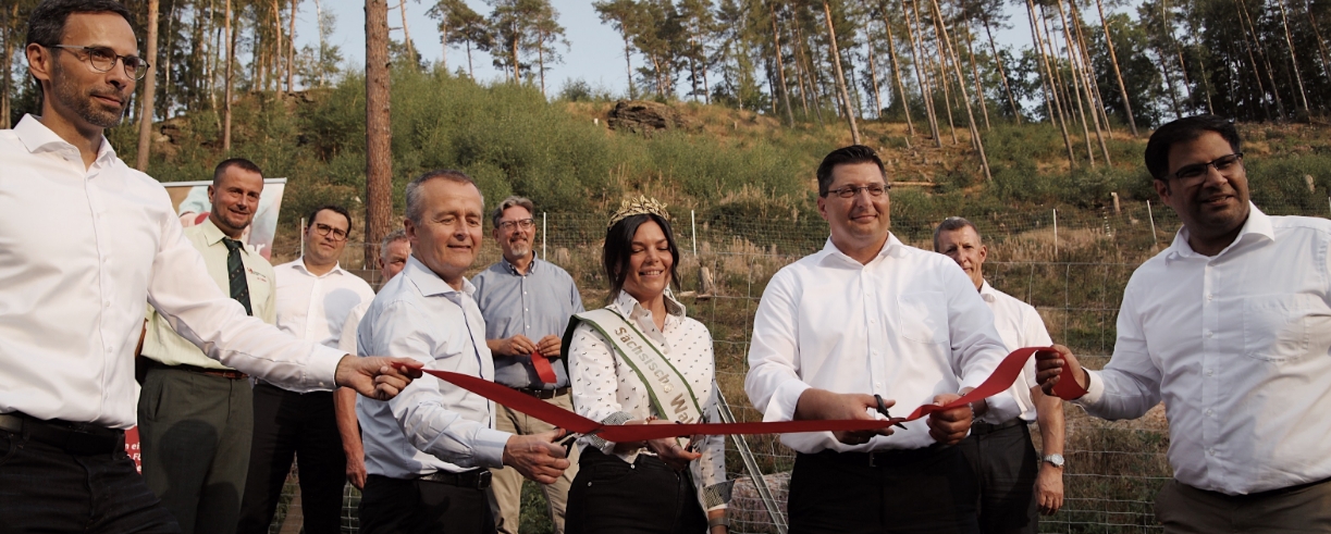 Eröffnung mit Banddurchschnitt im Wald