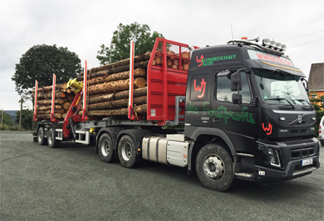Holztransporter von Wald Jacob mit Rundholz beladen