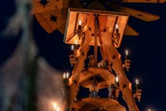 Beleuchtete Weihnachtspyramide in der Weihnachtswelt