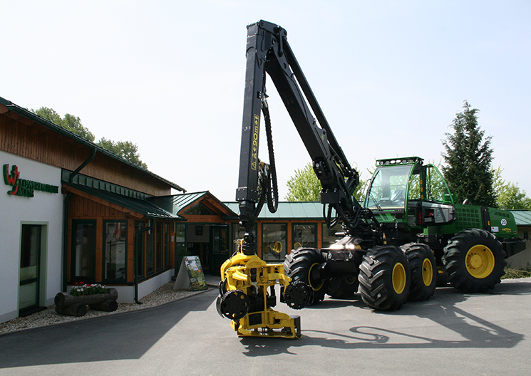 Harvester vor dem Firmengebäude von Wald Jacob